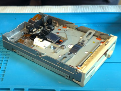 Retronaut - Amiga disk drive reparatie